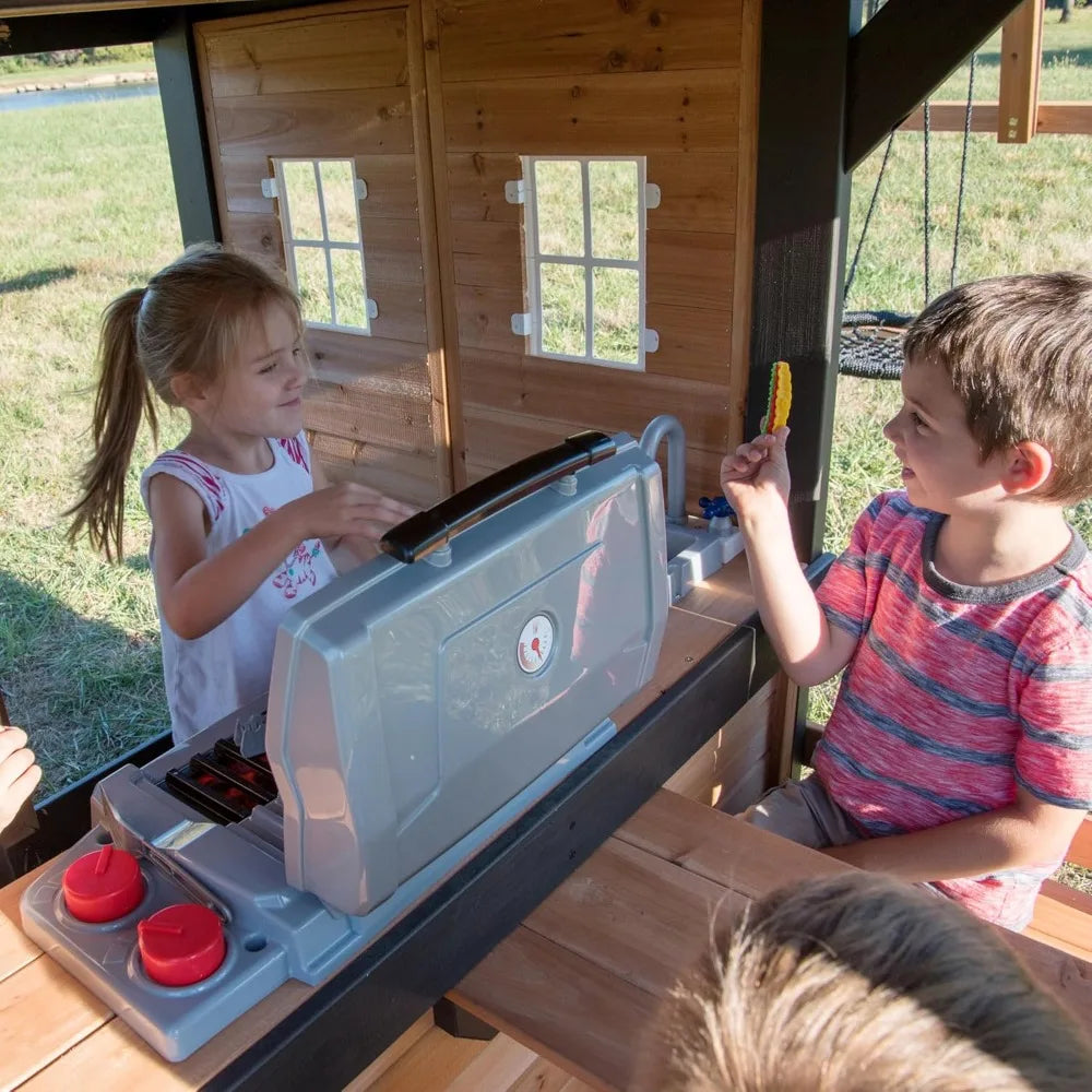 Maison de jeux, ensemble de balançoires en bois de cèdre Backyard Discovery Canyon Creek avec toboggan à vagues gris, maison de jeux avec gril, nourriture en plastique, aire de pique-nique