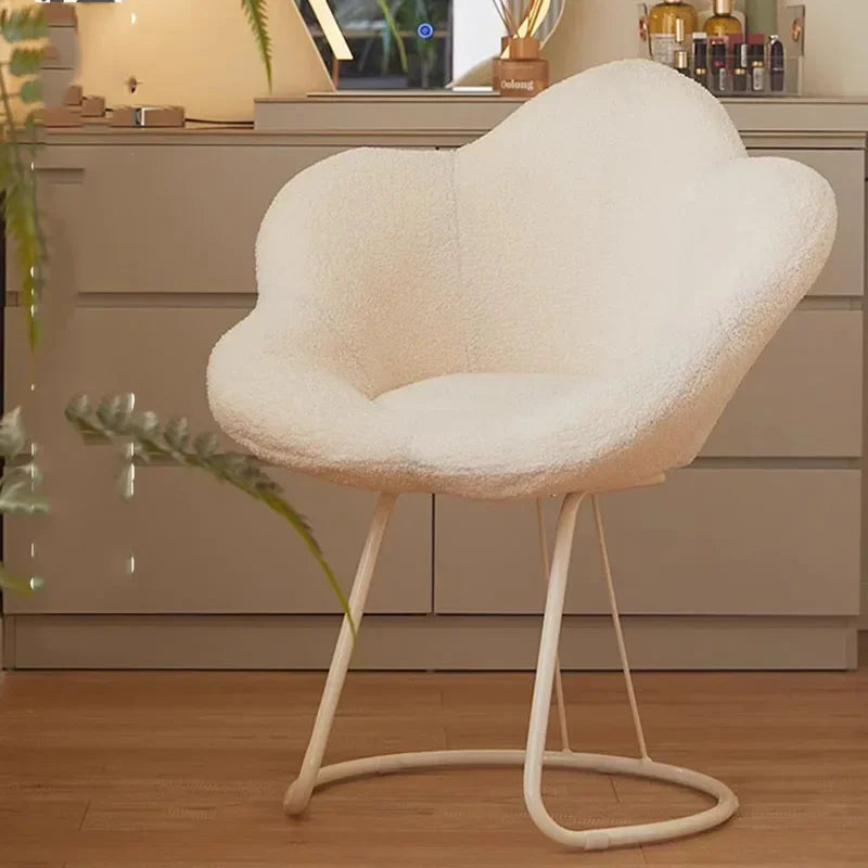 Bonita silla de tocador con respaldo blanco, ruedas giratorias y esponjosas, taburete ajustable, silla de tocador moderna de metal, muebles nórdicos Petit Meuble