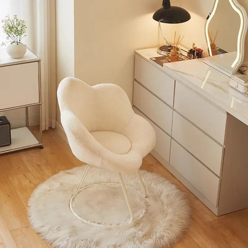 Bonita silla de tocador con respaldo blanco, ruedas giratorias y esponjosas, taburete ajustable, silla de tocador moderna de metal, muebles nórdicos Petit Meuble