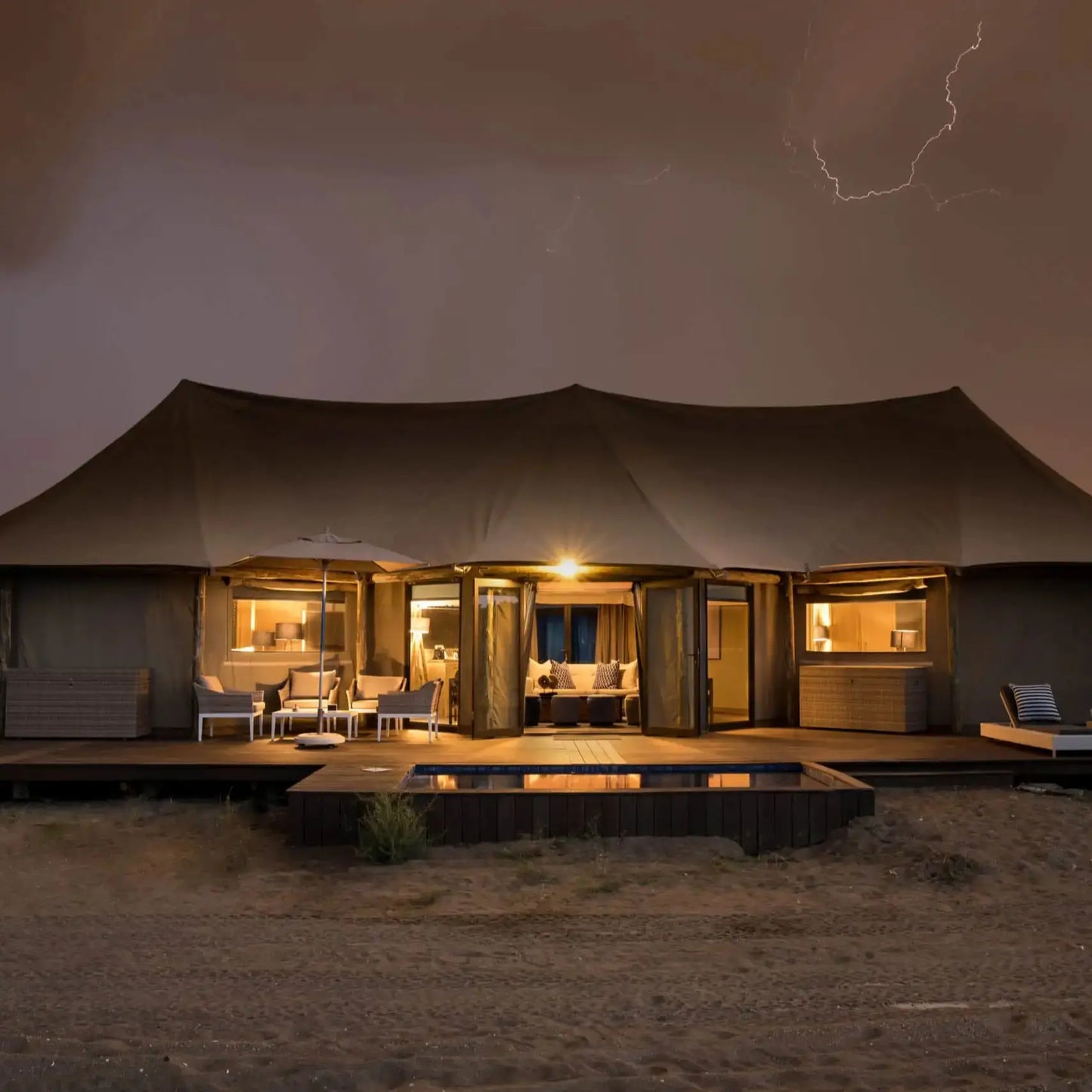 Tentes extensibles d'extérieur Tente de safari de luxe pour glamping Tentes extensibles d'extérieur pour hôtel Tente de luxe légère et étanche Pyramid Glamping familial